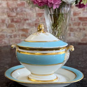 porcelāna terīne ar vāku, maza izmēra, baltā/gaiši zilā/zelta krāsā (7253)