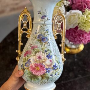 porcelāna vāze ar ziedu motīvu un zelta krāsas rokturiem, vidēji liela izmēra (7128)