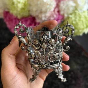 izsmalcināta krūze/miniatūra vāzīte ar ļoti smalku detalizāciju un eņģeļu motīvu (7127)