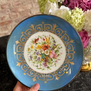 Porcelāna šķīvis ar bronzas detalizāciju (7120)