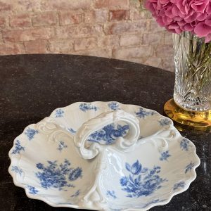 porcelāna trio trauks, balts ar ziliem zied motīviem, vidēja izmēra (7250)