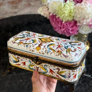 izsmalcināta, sena porcelāna lāde ar ļoti smalku detalizāciju, zila auduma iekšpusi, metāla elementiem, vidēja izmēra (7245)