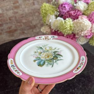 porcelāna kūku šķīvis ar zelta krāsas iniciāļiem un ziedu motīvu, neliela izmēra (7265)