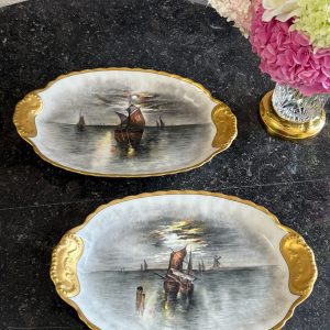 izsmalcināti lielizmēra porcelāna šķīvji/paplātes ar kuģiem, pieejami 2gab (7270)