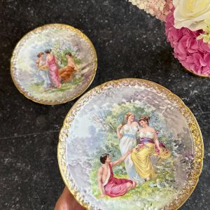2gab apgleznoti “Limoge” porcelāna šķīvji, pasteļtoņos ar skaistu zelta krāsas detalizāciju, neliela izmēra (7196)