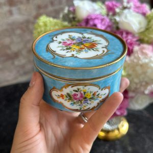 apgleznots porcelāna trauciņš ar vāciņu/lādīte, ar ziedu motīviem un zelta krāsas akcentu, maza izmēra (7202)