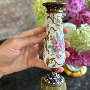 izsmalcināts maza izmēra porcelāna svečturis, apgleznots ar ziedu motīviem, pamatnē onkisa akmens (7204)