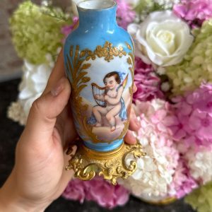 izsmalcināta, apgleznota miniatūra , porcelāna vāzīte ar bronzas pamatni, eņģeļa motīvs (7205)