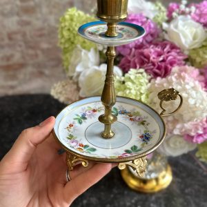 porcelāna svečturis, maza izmēra, viegls pēc svara, pamatnē ir neliela, smalka matveida plaisa (7215)