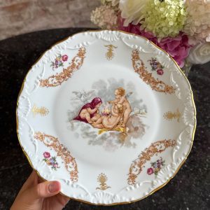 “Limoge” porcelāna šķīvis ar eņģeļiem, vidēja izmēra (7210)