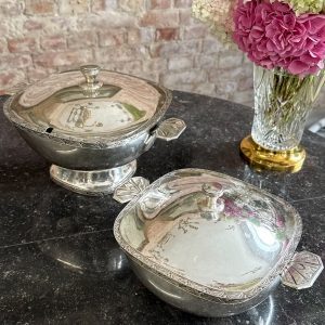 2gab art deco stila metāla terīnes sudraba krāsā, vidēji liela izmēra (7222)