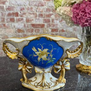 izsmalcināta porcelāna vāze, ar ziedu motīvu un zelta krāsas detalizāciju, vidēja izmēra, smaga (7181)