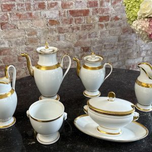 6 priekšmetu porcelāna komplekts ar zelta krāsas detalizāciju, 2 kafijas/tējas kannas, 2gab piena krūzes, mērces trauks un neliels trauciņš (7218)