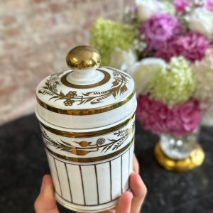 maza izmēra porcelāna trauks ar vāku, balts ar zelta krāsas akcentiem (7241)