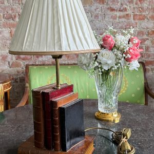 galda lampa ar dekoratīvām grāmatām, vidēja izmēra, smaga (7326)