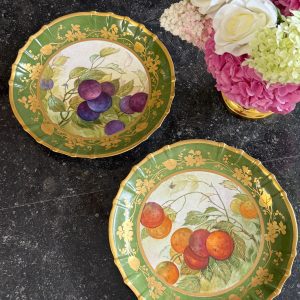 lielizmēra porcelāna šķīvji tumši zaļā/zelta krāsā ar augļiem, aprikozēm un plūmēm, pieejami 2gab (7284)