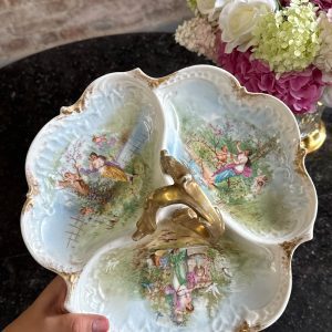 porcelāna trio trauks pasteļtoņos ar zelta krāsas akcentiem, vidēja izmēra (7285)