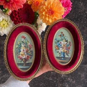 2gab miniatūras glezniņas ar ziediem, sarkanos samta rāmjos, vieglas pēc svara (7373)
