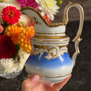 porcelāna piena krūze ar skaistu akcentu zilā krāsā un zelta krāsas detalizāciju (7375)
